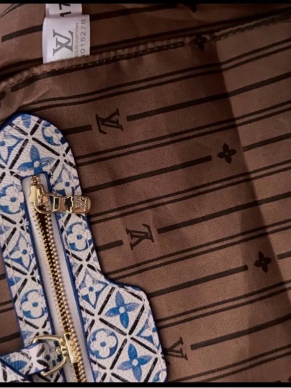 Designer-Style Blue & White Tote with Matching Pouch MM.  Limited edition - Picture 4 of 12